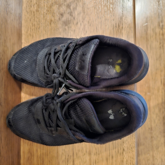 Used Under Armour youth 6.5 black shoes - Picture 5 of 6